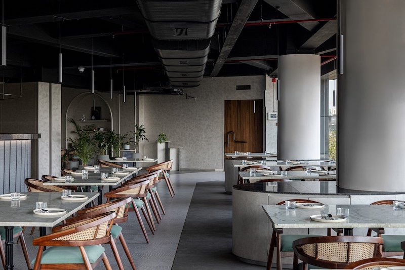 Với sự tiết chế vừa đủ, nhà hàng phong cách hiện đại tối giản mang đến không gian ẩm thực thanh lịch và dễ gây thiện cảm