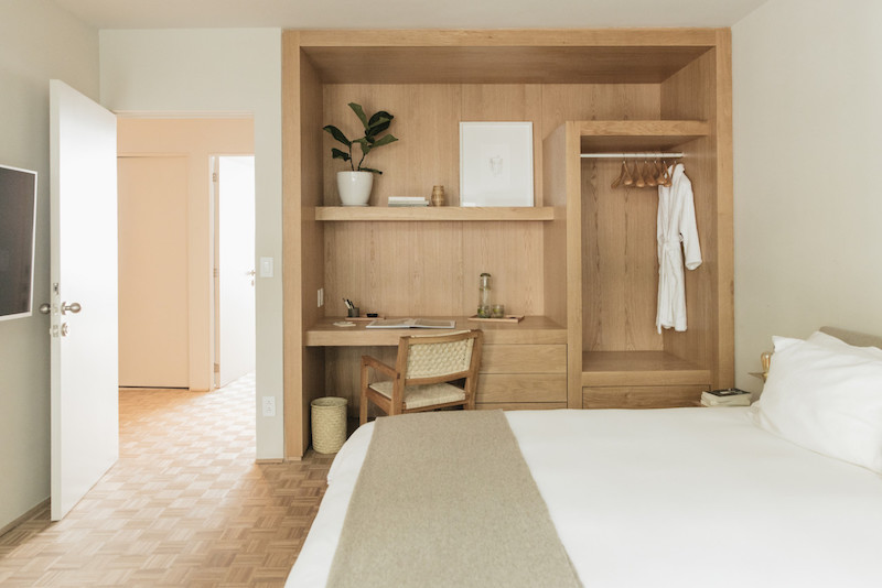 Nội thất trong khách sạn phong cách hiện đại tối giản được chọn lọc kỹ, đa công năng và hài hòa với tổng thể kiến trúc