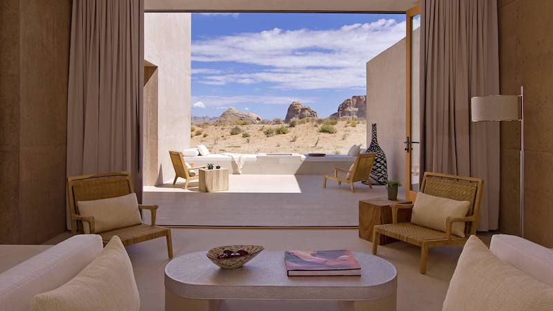 Khách sạn mang phong cách hiện đại tối giản tạo cảm giác nghỉ dưỡng nhẹ nhàng, phù hợp với lối sống tinh gọn hiện nay