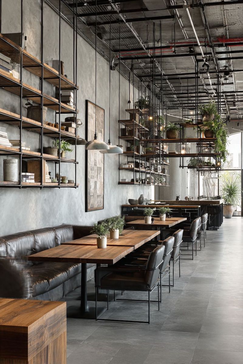 Màu sắc chủ đạo của quán cafe Industrial thường là xám bê tông, nâu gỗ, đen kim loại và vàng đèn Edison