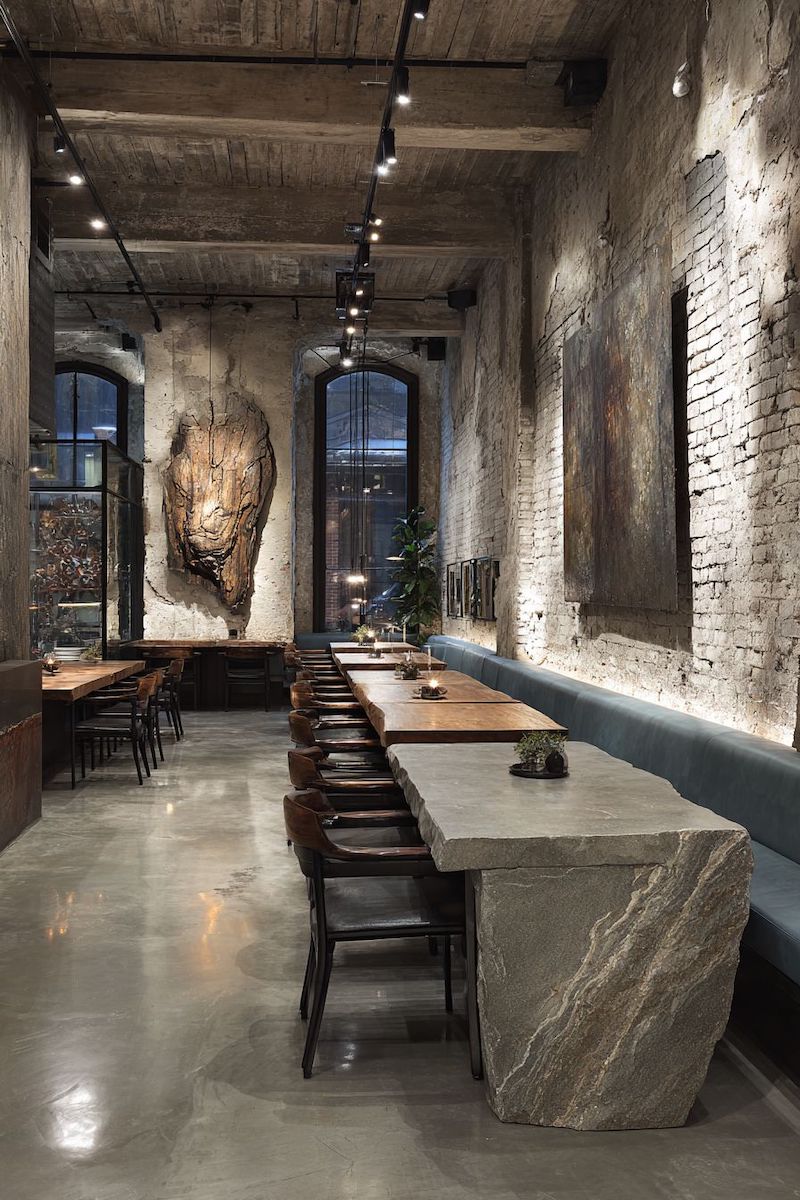 Bàn ghế gỗ kết hợp khung sắt đen mang lại nét mạnh mẽ, bền vững và đúng tinh thần Industrial