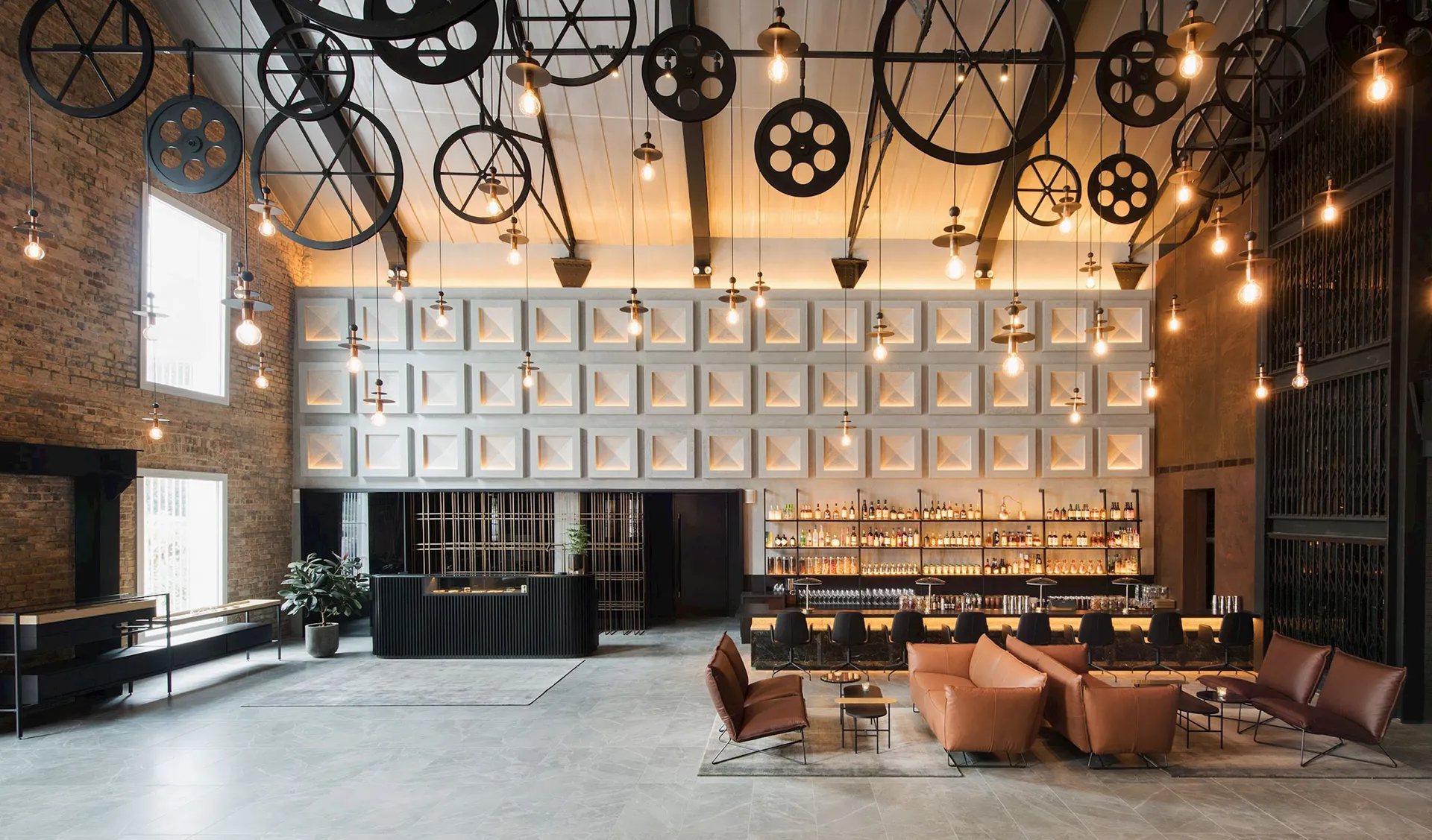 Phong cách Industrial giúp khách sạn thể hiện cá tính thương hiệu riêng, thu hút nhóm du khách trẻ yêu thích sự sáng tạo và trải nghiệm mới lạ