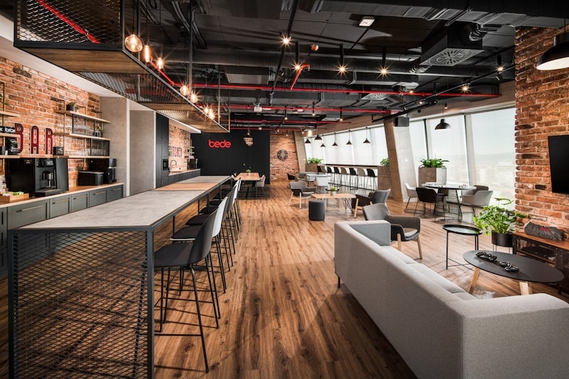 Không gian mở giúp tăng sự kết nối giữa các bộ phận và khuyến khích tương tác giữa các nhân viên