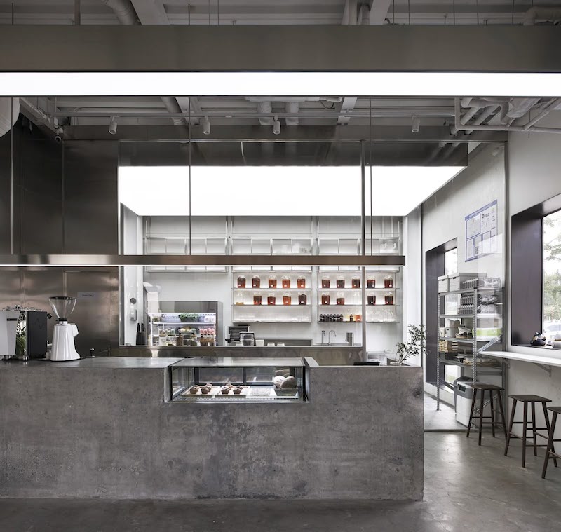 Trong phong cách Industrial, nội thất được thiết kế tối giản, ít chi tiết nhưng đa công năng, tập trung vào tính thực dụng, linh hoạt và tôn vinh vẻ đẹp nguyên bản của vật liệu