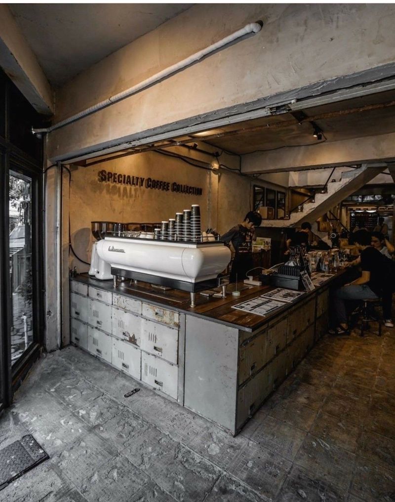 Ánh sáng vàng ấm là yếu tố không thể thiếu, giúp làm mềm đi sự thô cứng của vật liệu công nghiệp