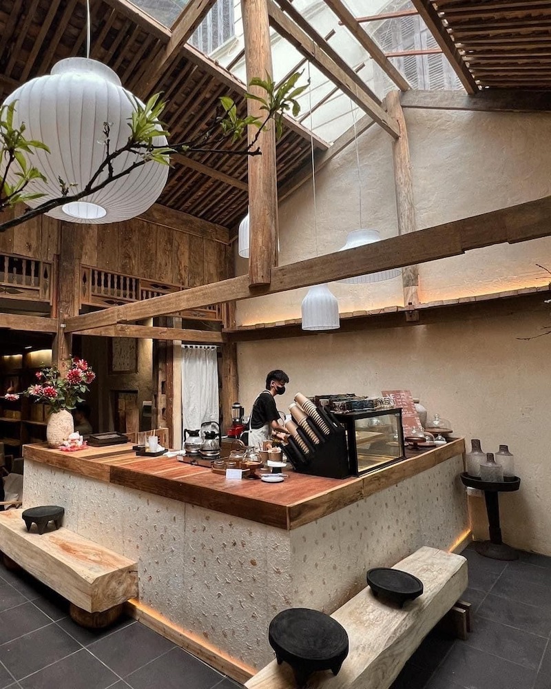 Thiết kế quán cà phê, nhà hàng phong cách Nhật Bản bố trí không gian mở và tối giản, tạo sự thoải mái khi di chuyển và trải nghiệm 