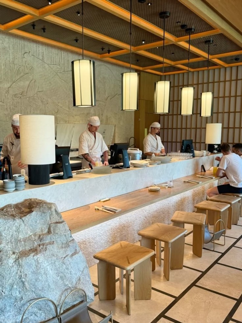 Thiết kế quán cà phê, nhà hàng phong cách Nhật Bản sử dụng nội thất đa năng và linh hoạt, giúp dễ dàng thay đổi bố cục theo nhu cầu phục vụ