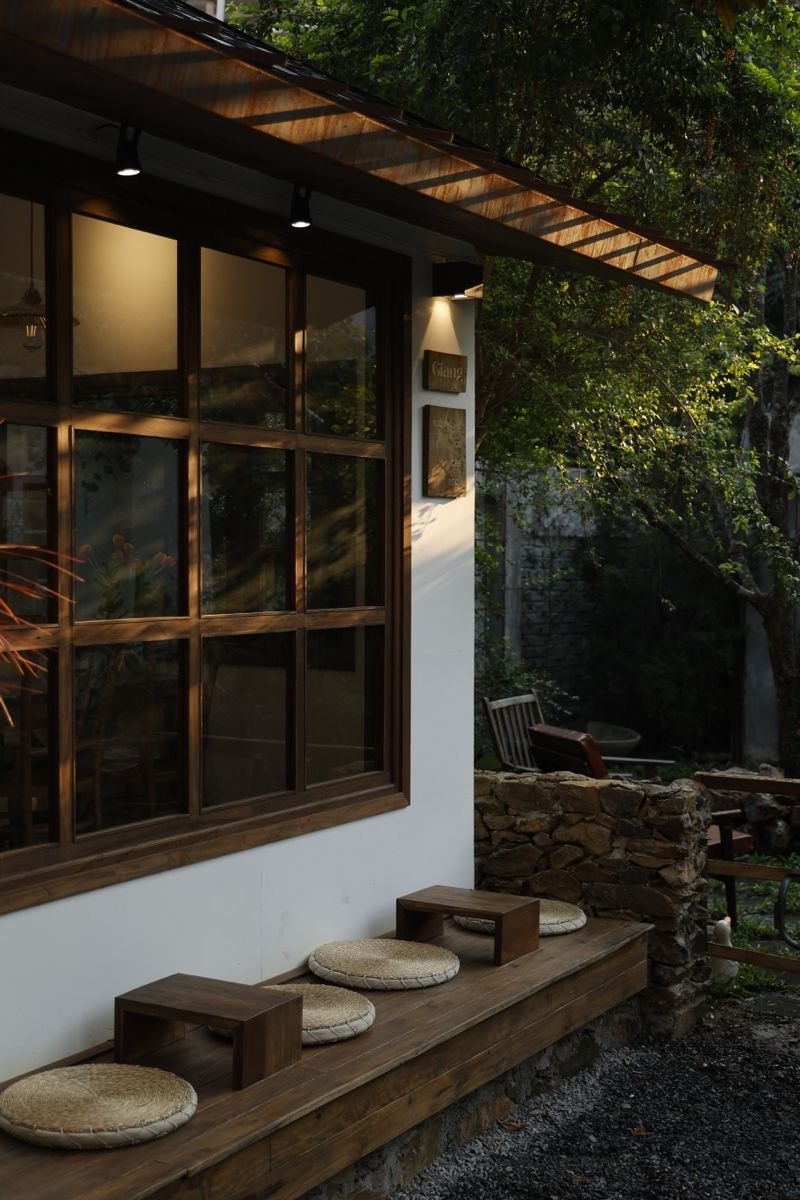 Thiết kế quán cà phê, nhà hàng phong cách Nhật Bản ưu tiên tối giản và gọn gàng, giúp không gian rộng rãi, thoáng đãng và thư thái 