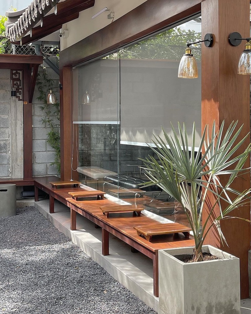 Thiết kế quán cà phê, nhà hàng phong cách Nhật Bản kết hợp bảng màu trung tính như trắng, be và nâu gỗ, tạo không gian hài hòa và dễ chịu 