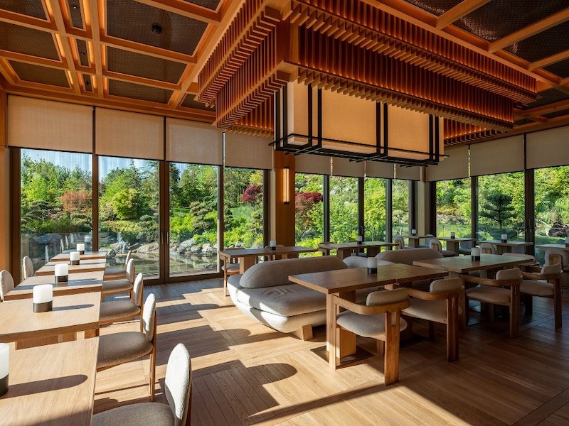 Cafe Nhật Bản hiện đại chú trọng ánh sáng, tỷ lệ và khoảng trống, tạo nên sự cân bằng tinh tế giữa hiện đại và truyền thống