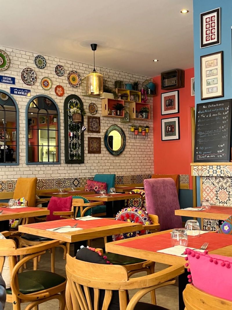 Phong cách Retro trong quán cà phê áp dụng bố cục tự do, phóng khoáng, giúp không gian thông thoáng, dễ di chuyển và tạo cảm giác thân thiện