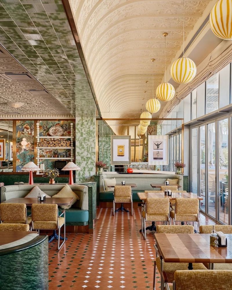 Phong cách Retro kết hợp vật liệu tự nhiên và công nghiệp như gỗ, da, kim loại và nhựa, tạo không gian độc đáo và tinh tế 