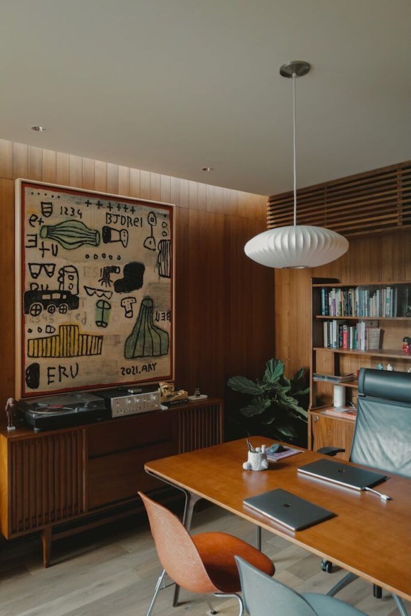 Phong cách Retro trong thiết kế phòng làm việc kết hợp đèn bàn và đèn treo kiểu cổ điển để tăng tính thẩm mỹ và ánh sáng tập trung