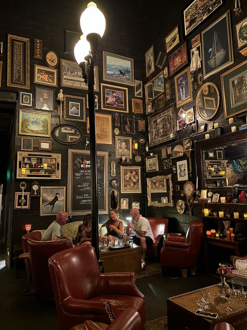 Cách phối màu trong thiết kế cafe phong cách Retro cổ điển cần khéo léo để vừa giữ được nét xưa vừa không bị nặng nề