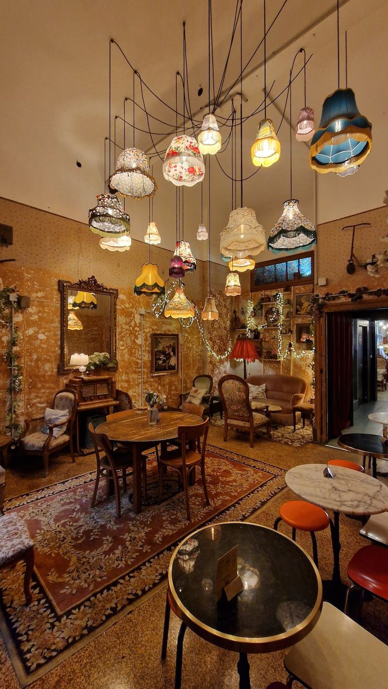 Thiết kế quán cafe Retro cổ điển có thể linh hoạt pha trộn với phong cách Industrial hoặc Vintage để tạo nét riêng 