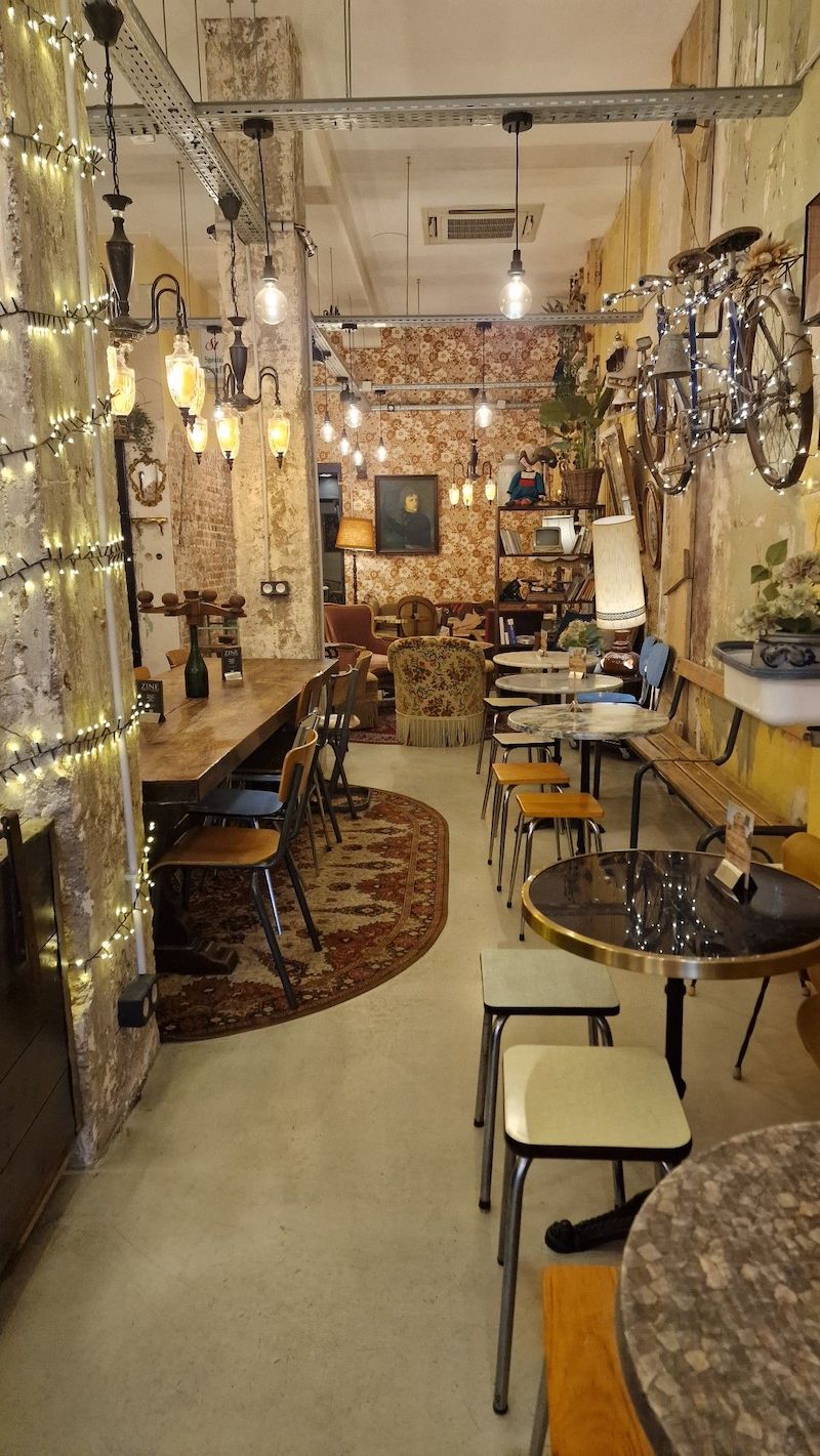 Một quán cafe phong cách Retro cổ điển thành công phải kể được câu chuyện của thời gian qua từng món decor nhỏ 