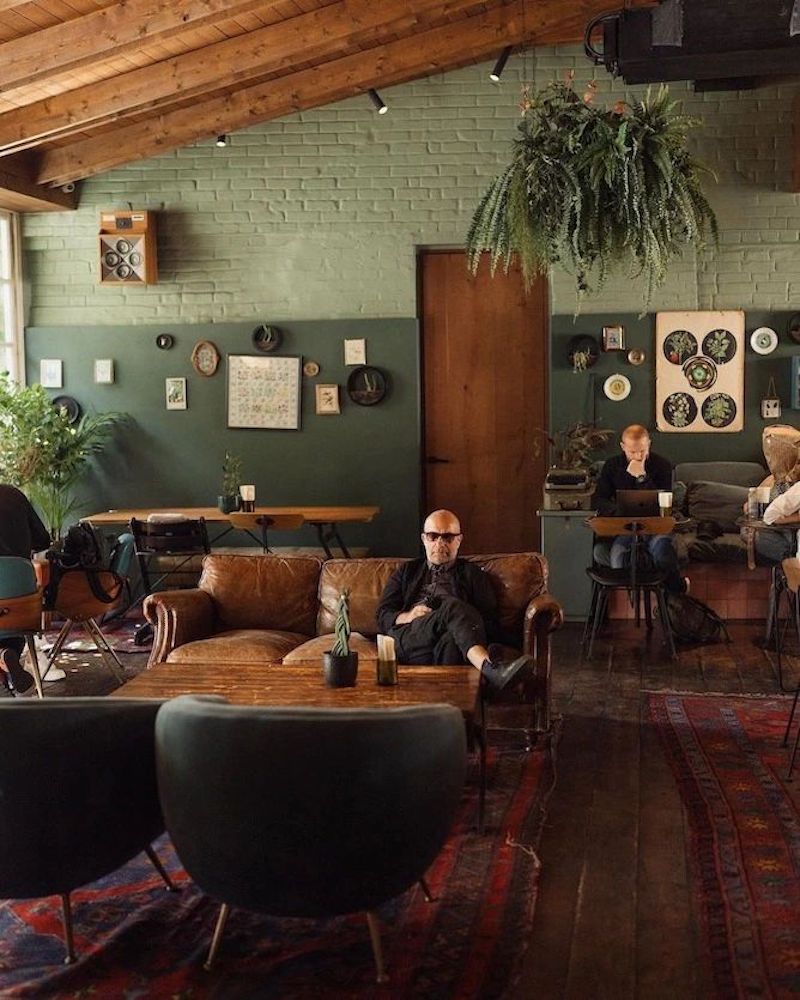 Với sự tinh chỉnh khéo léo, thiết kế quán cafe Retro cổ điển không chỉ là nơi thưởng thức cà phê mà còn là không gian nghệ thuật đầy hoài niệm 