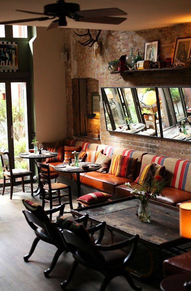 Thiết kế quán cafe phong cách Retro cổ điển mang đến trải nghiệm vừa thân thuộc vừa độc đáo, khiến khách bước vào như lạc giữa ký ức và hiện đại 