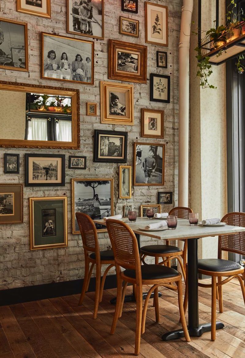 Không gian nhà hàng phong cách Retro cổ điển thường sử dụng ánh sáng vàng nhẹ để tôn lên chất hoài niệm tinh tế 