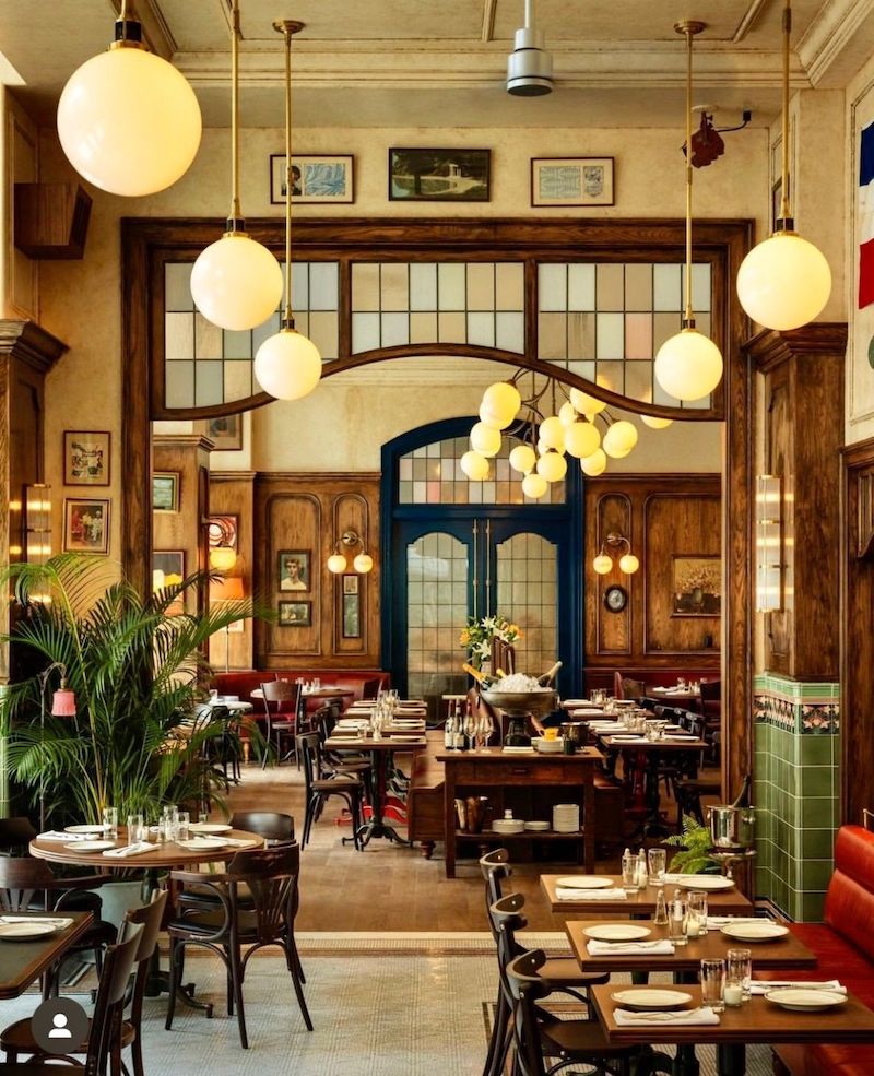 Gam màu nâu gỗ, vàng cổ và xanh olive giúp nhà hàng Retro cổ điển toát lên vẻ ấm áp, sang trọng và gần gũi