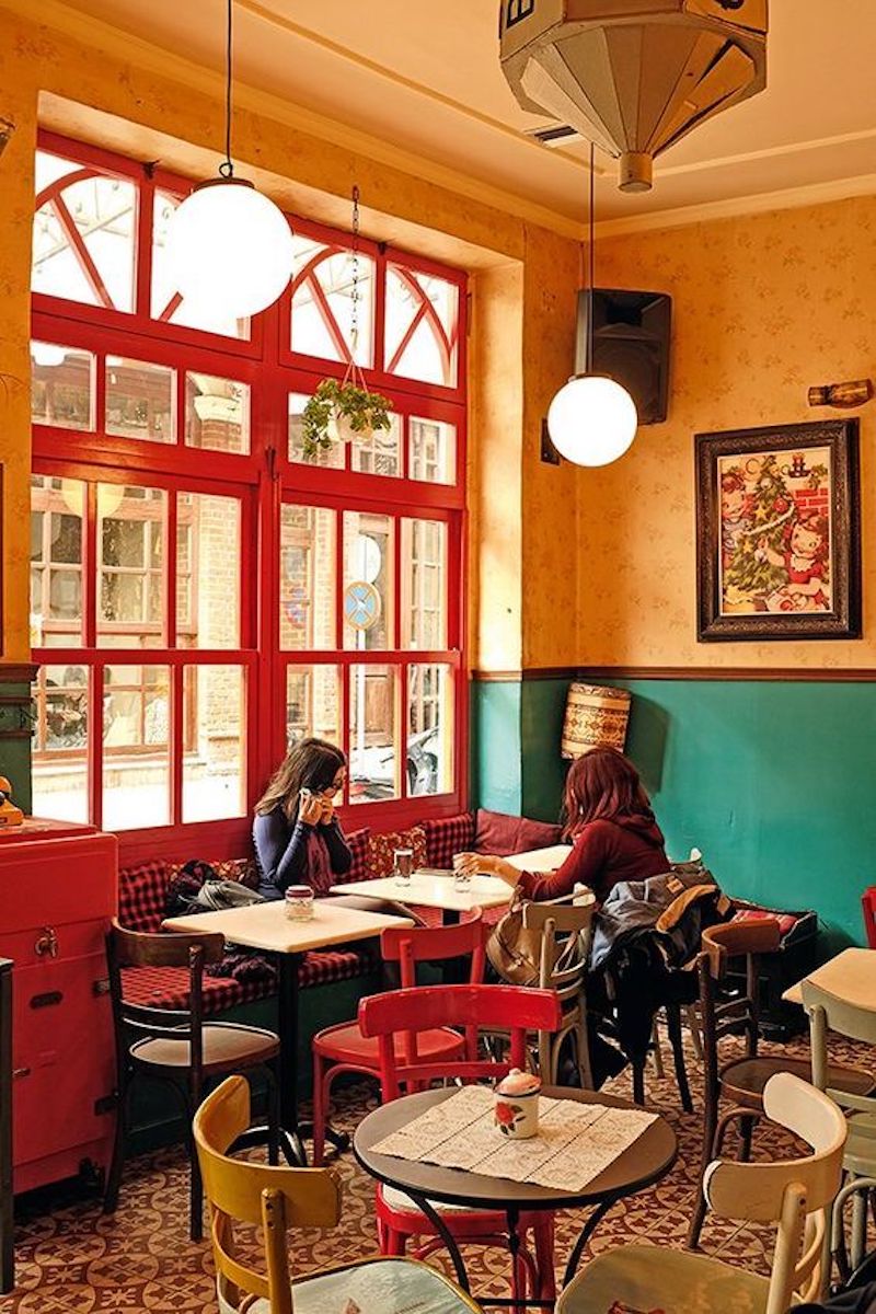 Việc sắp xếp bàn ghế hợp lý giúp không gian nhà hàng Retro cổ điển vừa thoáng đãng vừa giữ được sự ấm cúng