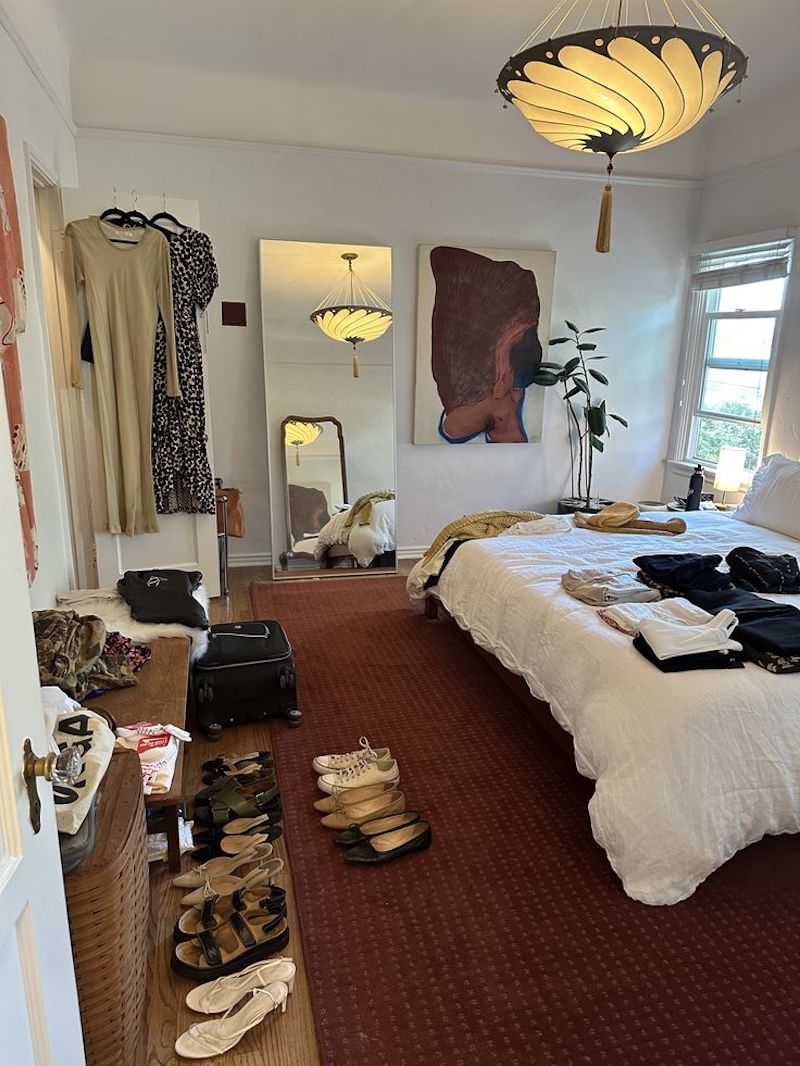 Khách sạn phong cách Retro cổ điển thường sử dụng tranh treo tường, đèn bàn cổ và đồ decor thủ công để kể câu chuyện thời gian 