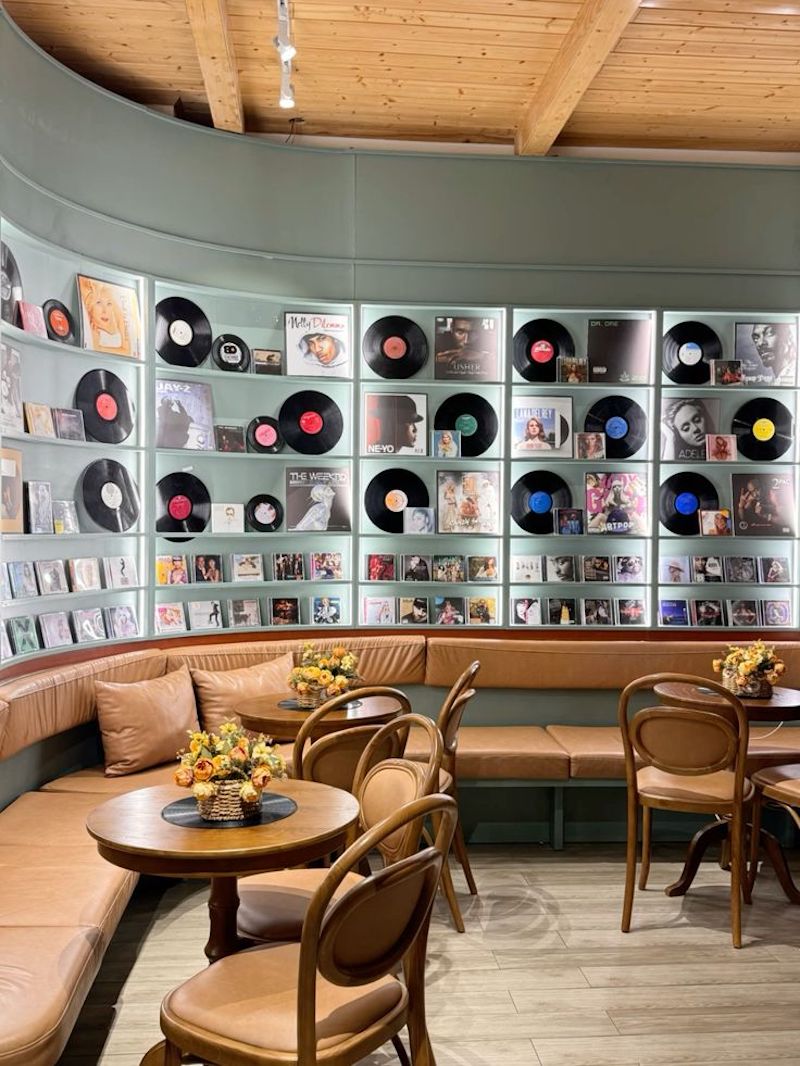 Quán cafe phong cách Retro cổ điển thu hút khách hàng bởi không khí hoài cổ pha chút sang trọng của thập niên 60