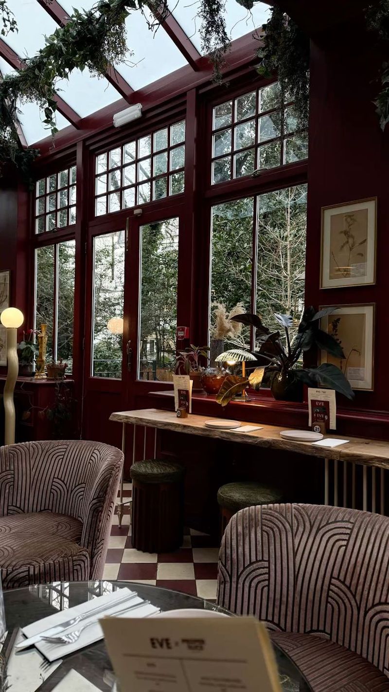 Mỗi góc nhỏ đều được chăm chút bằng tranh vintage, khung ảnh cổ hoặc vật decor mang hơi thở thập niên 1920s