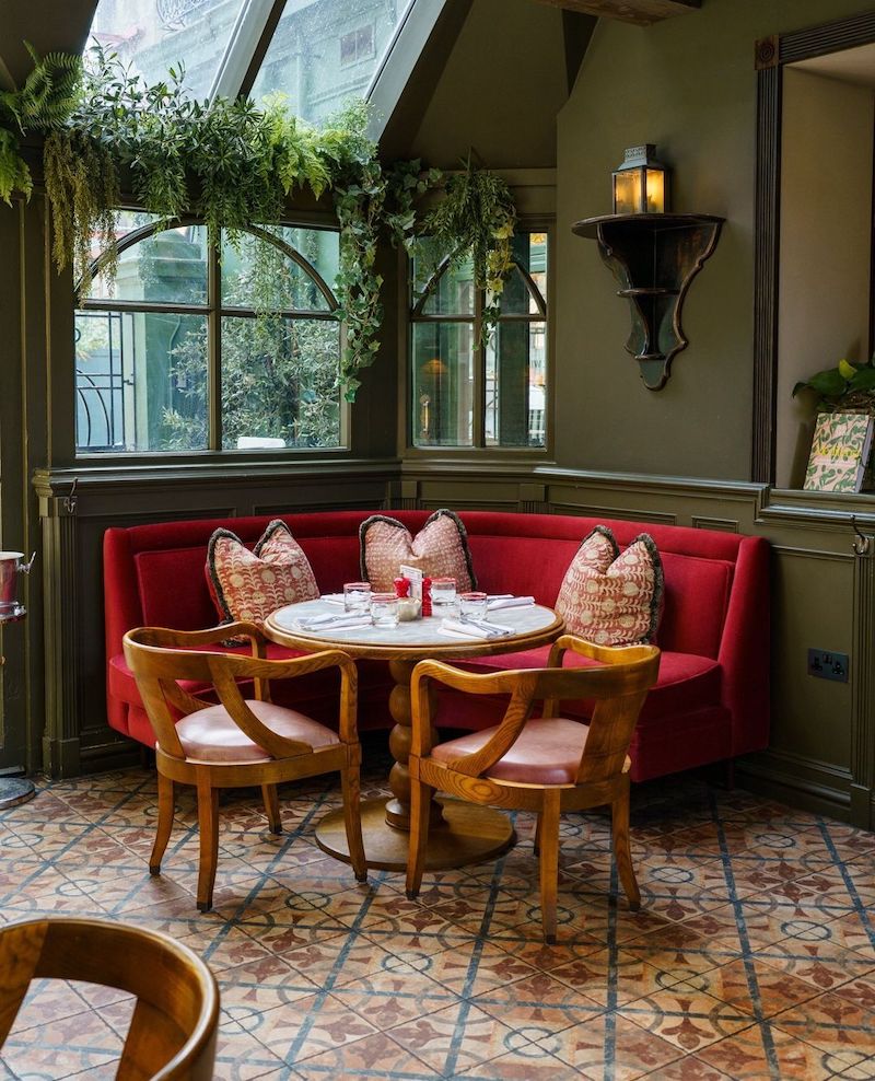 Phong cách retro Pháp là lựa chọn hoàn hảo cho những ai muốn quán cafe của mình vừa có chất riêng, vừa phảng phất nét cổ điển Pháp 