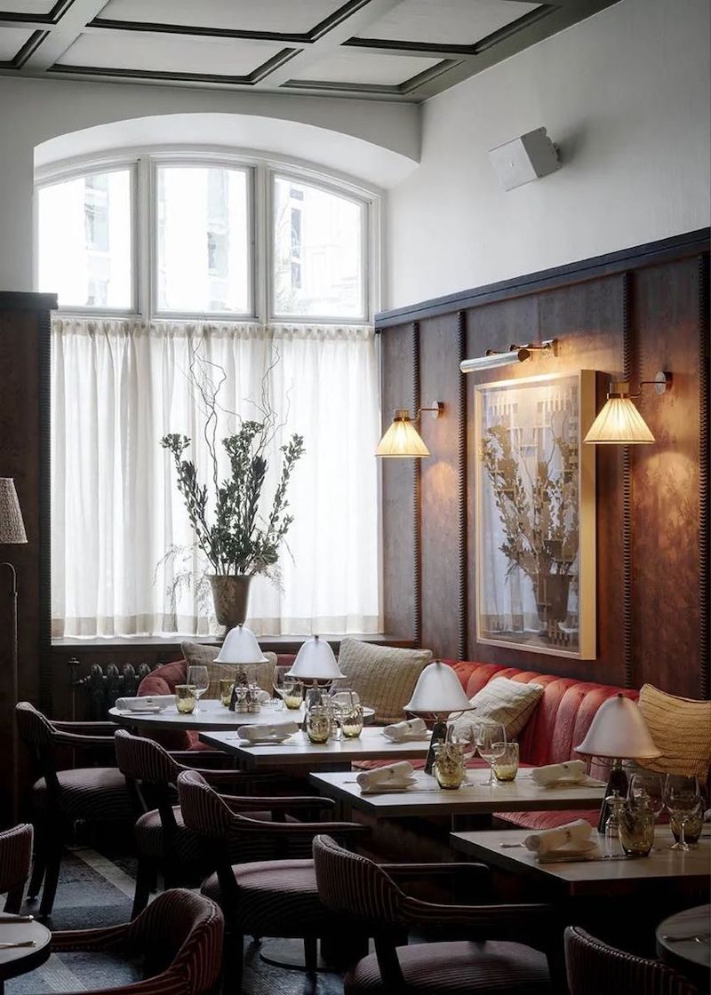 Không gian ăn uống được điểm xuyết bằng tranh nghệ thuật, gương cổ và đèn chùm pha lê mang đậm dấu ấn thời gian