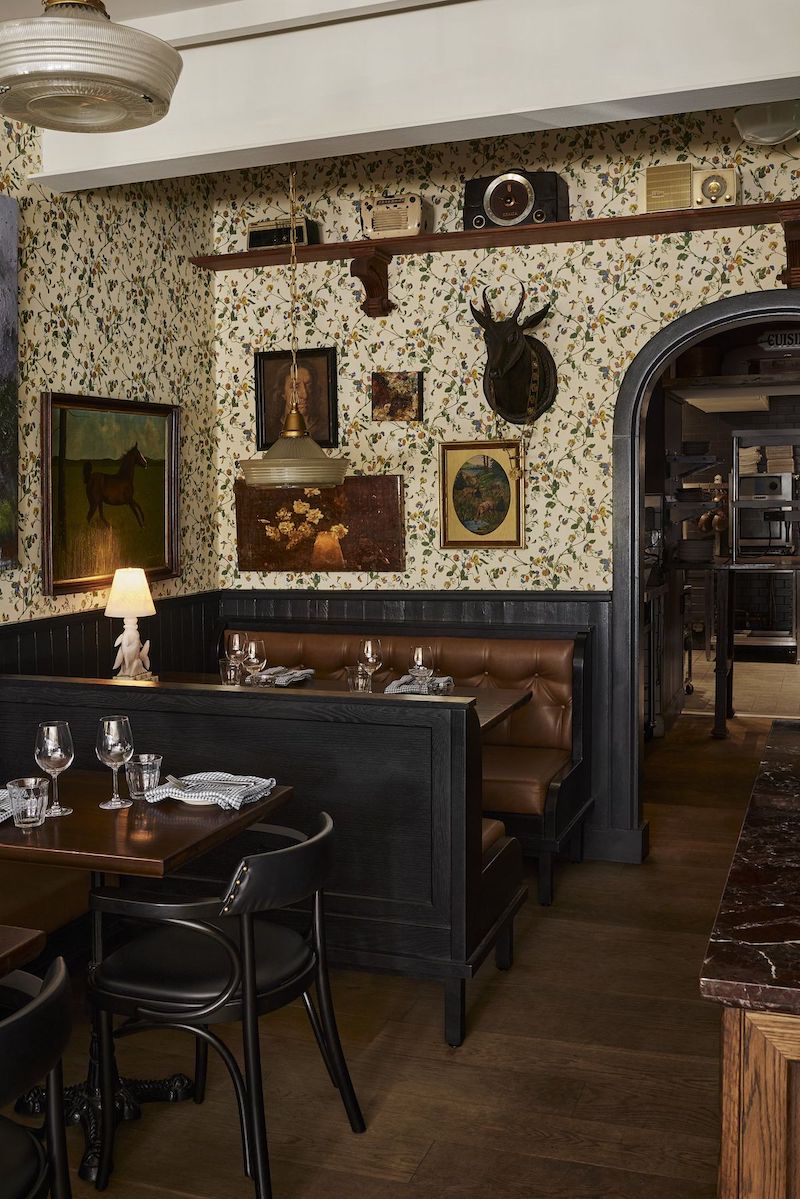 Thiết kế nhà hàng phong cách Retro Pháp đề cao trải nghiệm thị giác, khi mọi chi tiết đều gợi lại không khí Paris xưa