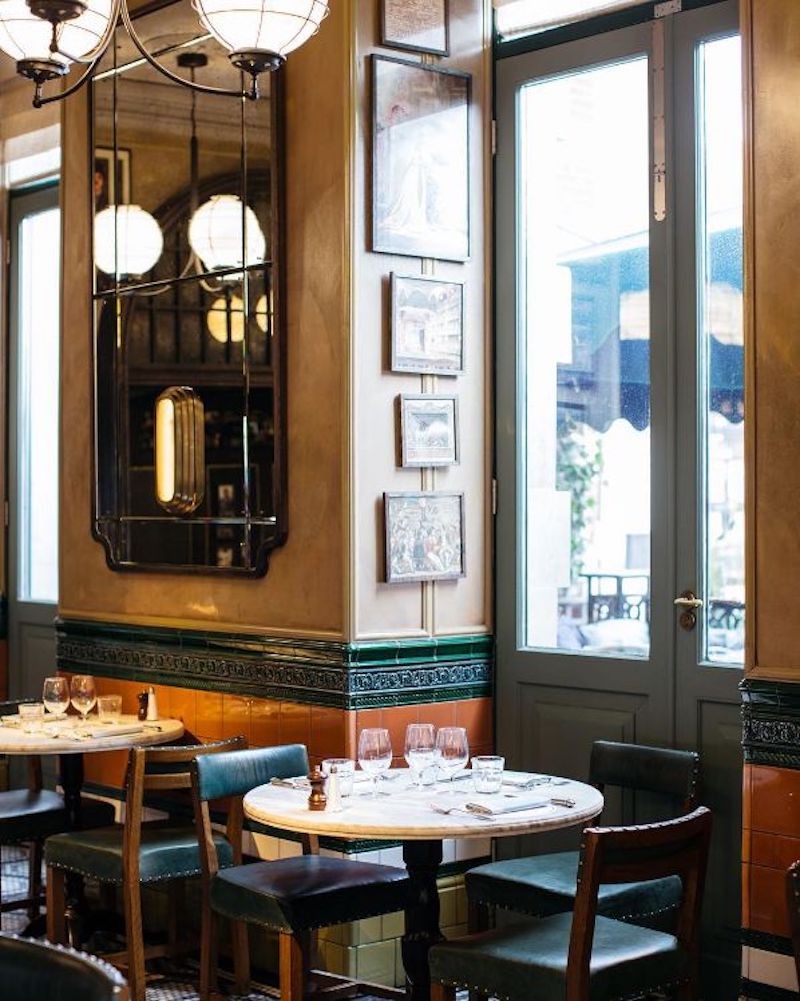 Thiết kế nhà hàng phong cách Retro Pháp sử dụng bảng màu ấm như nâu gỗ, vàng nhạt và xanh olive để gợi cảm giác êm dịu