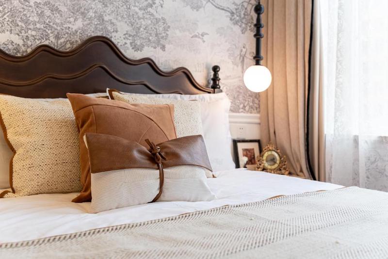 Thiết kế khách sạn phong cách Retro Pháp nổi bật với trần cao, đèn chùm pha lê và họa tiết hoa văn tinh xảo đầy nghệ thuật