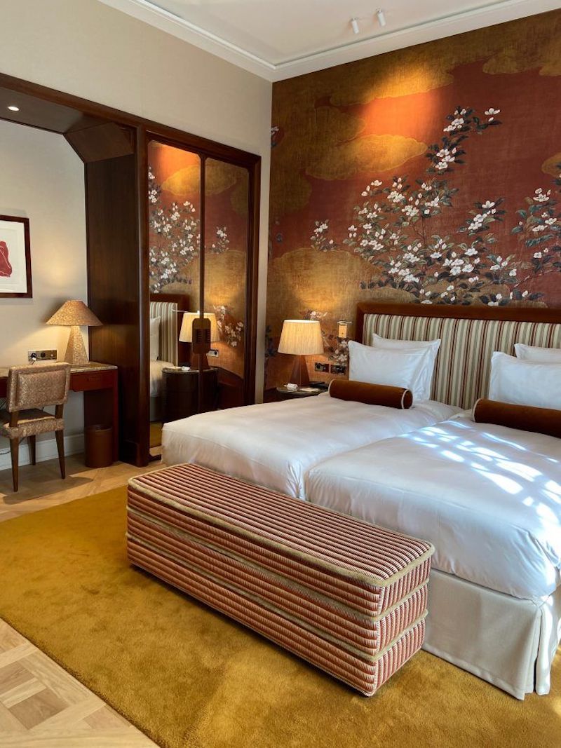 Thiết kế khách sạn phong cách Retro Pháp đề cao ánh sáng tự nhiên, giúp không gian toát lên vẻ mềm mại và đầy chất thơ 