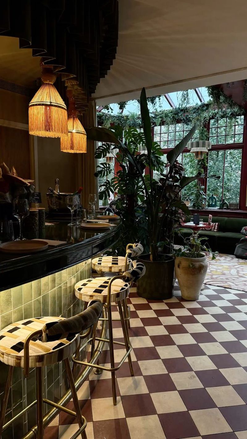 Ánh sáng vàng dịu lan tỏa khiến hương cà phê và không gian trở nên trầm ấm, quyến rũ hơn