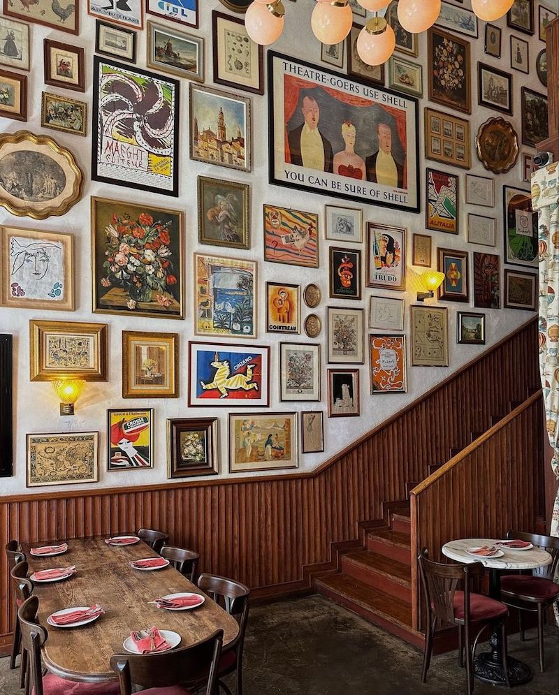 Khi thiết kế nhà hàng theo phong cách Retro Vintage, không gian trở nên ấm áp, sang trọng nhưng vẫn gần gũi và đầy cảm xúc hoài niệm 