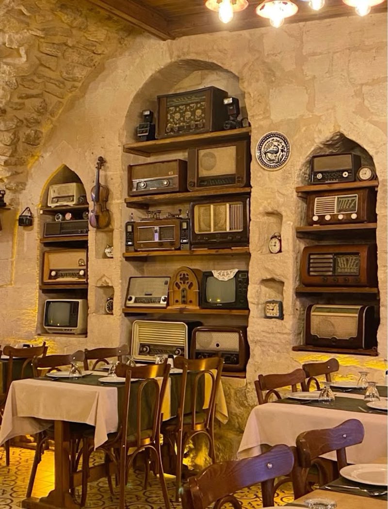 Thiết kế nhà hàng phong cách Retro Vintage sử dụng nội thất cổ điển, ánh sáng vàng và vật liệu gỗ mộc mạc tinh tế