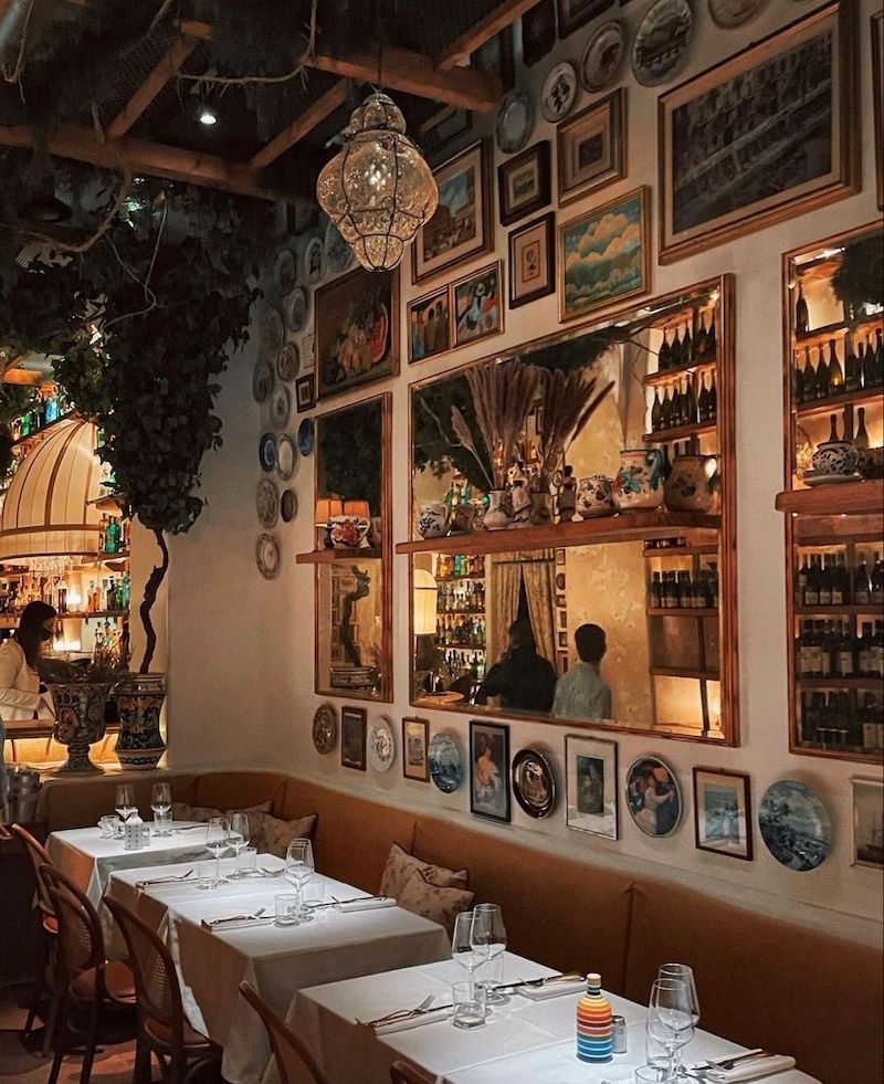 Khi áp dụng phong cách Retro Vintage, mỗi góc nhà hàng đều trở thành không gian sống động, mang câu chuyện về thời gian