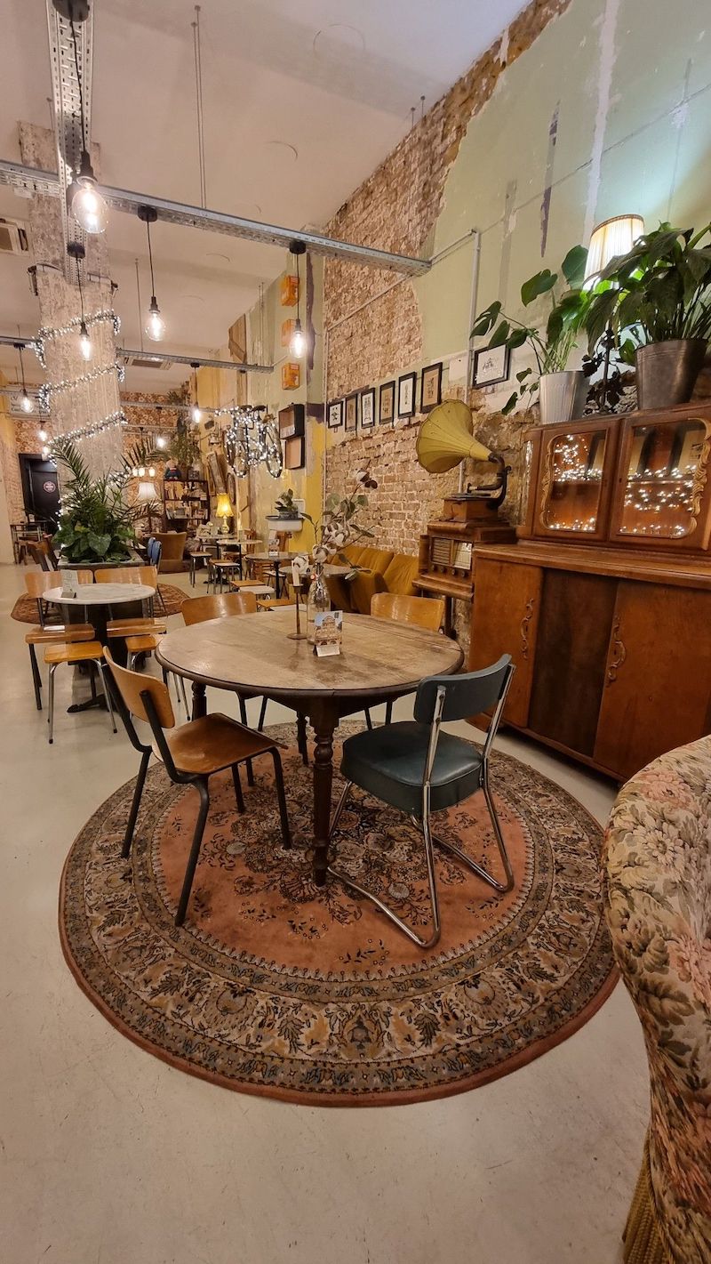 Khi lựa chọn phong cách Retro Vintage, nhà hàng dễ tạo không gian check-in độc đáo, thu hút giới trẻ và du khách  