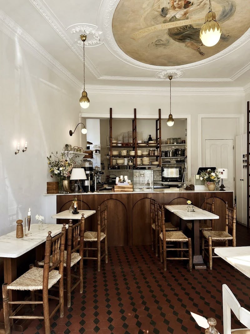 Thiết kế quán cafe phong cách tân cổ điển hiện đại mang lại vẻ đẹp cân đối, nhã nhặn và thu hút mọi ánh nhìn ngay từ lần đầu bước vào