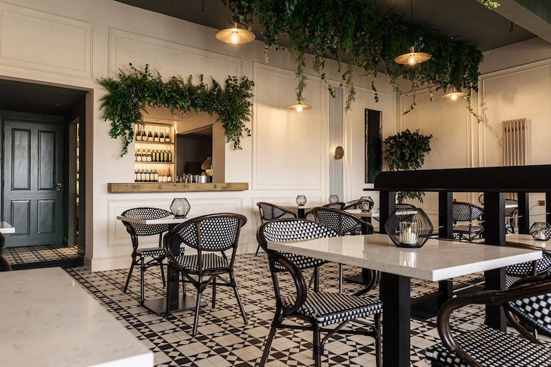 Thiết kế nhà hàng phong cách tân cổ điển hiện đại kết hợp khéo léo giữa ánh sáng, vật liệu và màu sắc để tôn lên nét quý phái đặc trưng