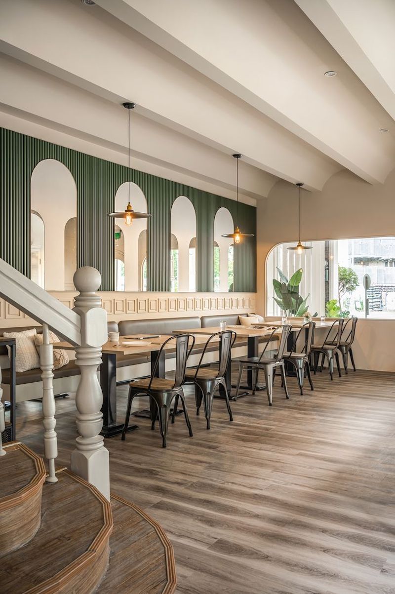 Thiết kế nhà hàng phong cách tân cổ điển hiện đại giúp khách hàng cảm nhận không chỉ món ăn ngon mà còn là trải nghiệm không gian đẳng cấp