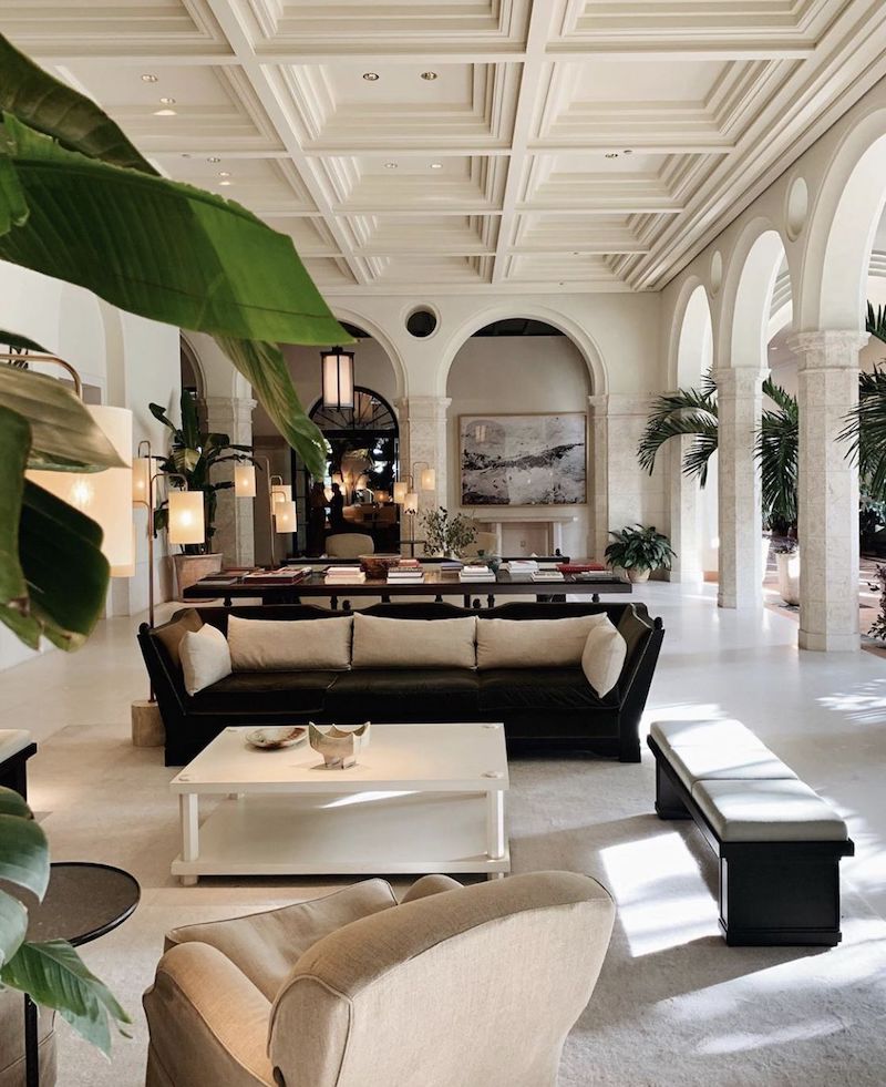 Thiết kế khách sạn phong cách tân cổ điển hiện đại nổi bật với sảnh lớn, trần cao, đèn chùm tinh xảo và gam màu trung tính đầy cuốn hút