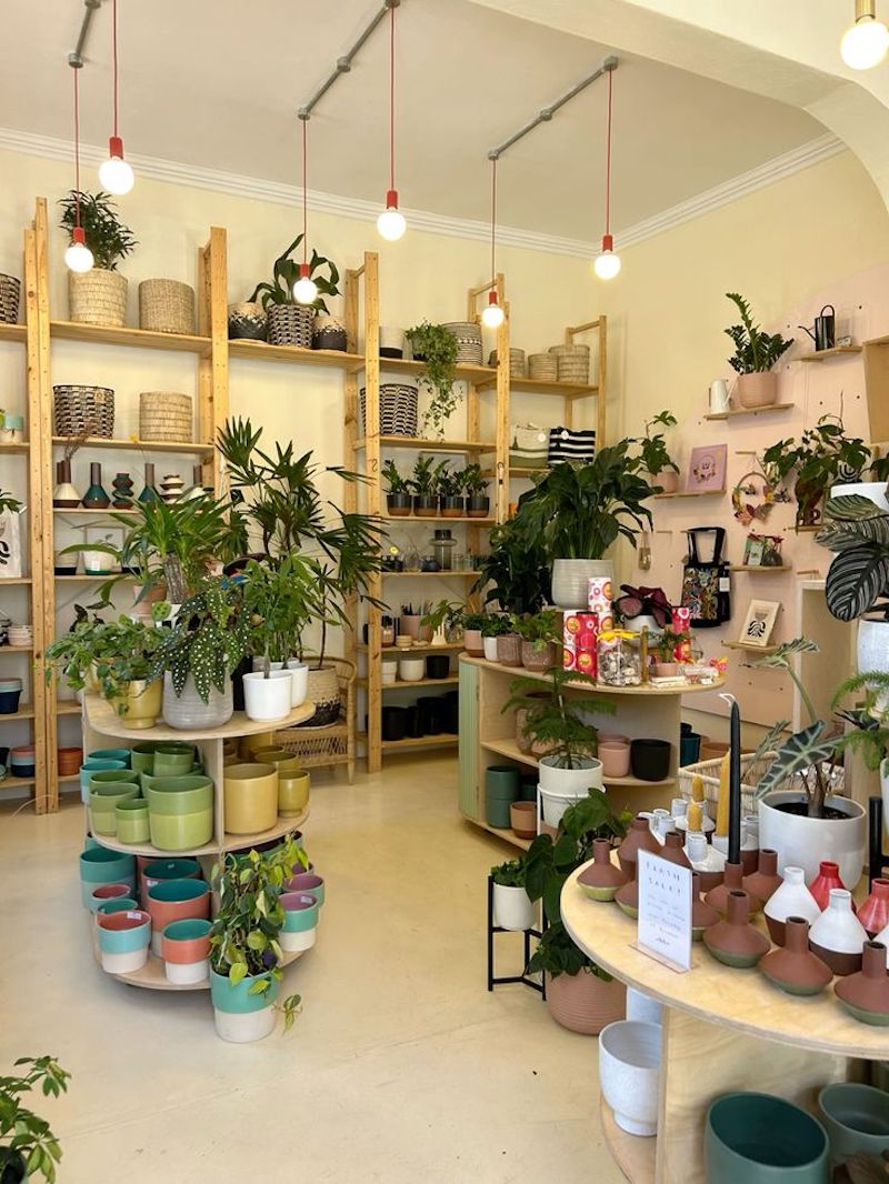 Quán café phong cách Tropical mang đến không gian xanh mát và thư giãn, giúp khách hàng cảm thấy gần gũi thiên nhiên ngay giữa thành phố  