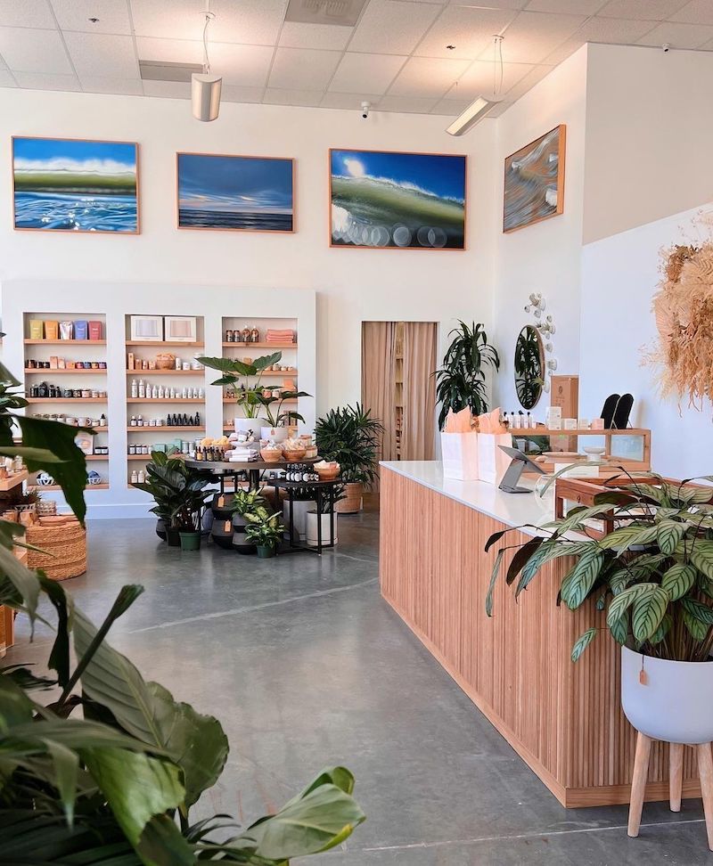 Họa tiết nhiệt đới và màu sắc tươi sáng tạo điểm nhấn độc đáo, giúp showroom và spa phong cách Tropical trở nên khác biệt và đáng nhớ 