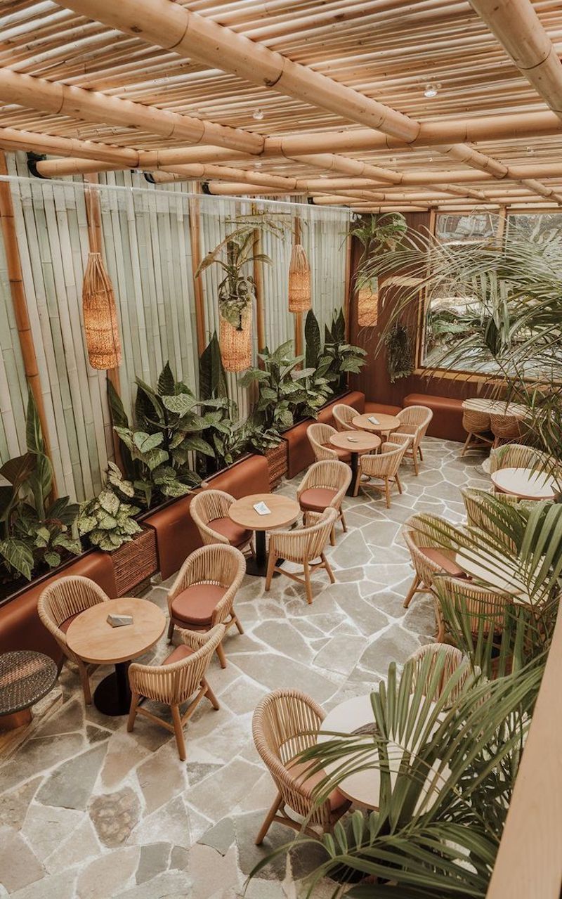 Sự kết hợp màu sắc rực rỡ và họa tiết nhiệt đới tạo điểm nhấn sinh động, khiến quán café trở nên nổi bật và dễ nhớ