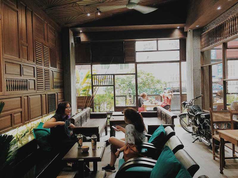 Thiết kế quán cafe phong cách Việt ưu tiên bảng màu nâu, be, vàng đất nhằm gợi sự ấm cúng và hoài niệm 