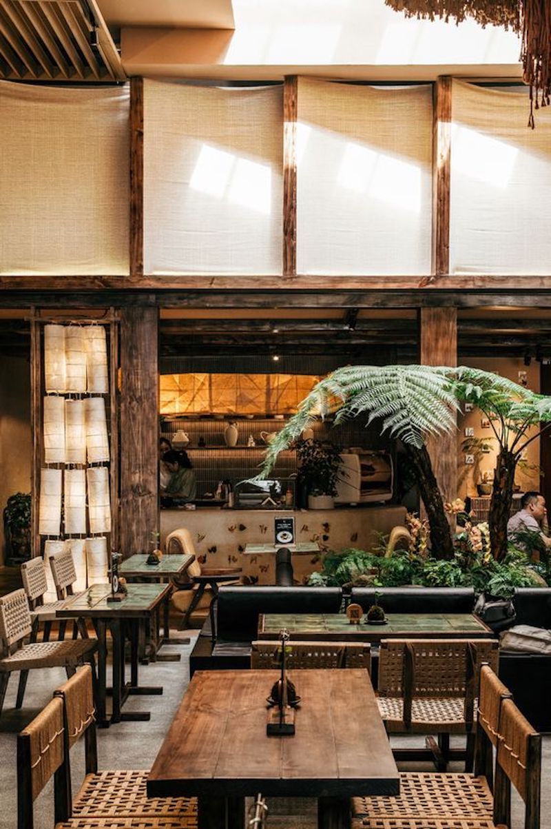 Sử dụng ánh sáng tự nhiên trong phong cách Việt là cách tận dụng nắng, gió và hướng sáng tự nhiên để tạo không gian thoáng đãng, ấm áp và hài hòa với thiên nhiên 