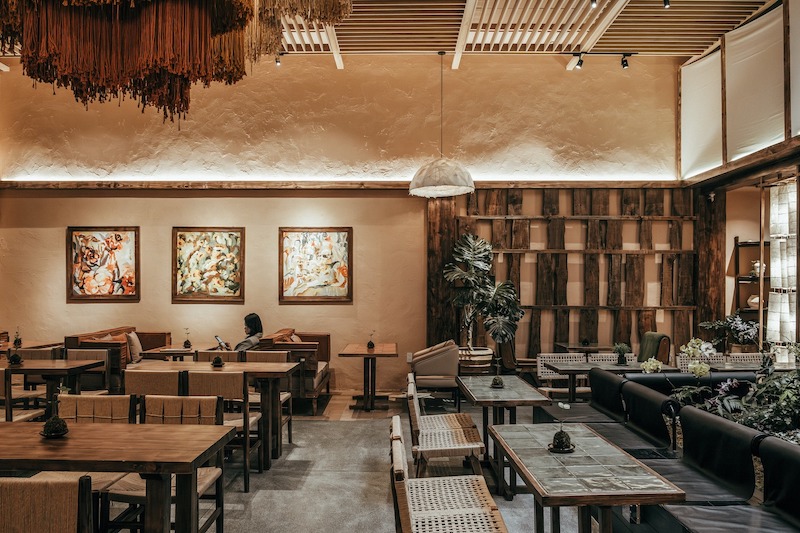 Hoa văn, họa tiết trong phong cách Việt là những đường nét mộc mạc, gần gũi như hoa sen, trống đồng, mây, sóng nước… được thể hiện tinh tế để tôn vinh vẻ đẹp truyền thống và bản sắc dân tộc 