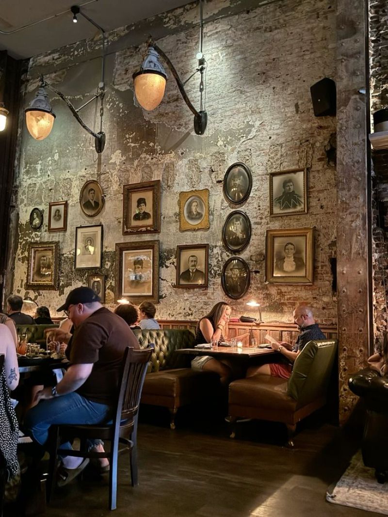 Với thiết kế quán cafe phong cách cổ, từng món nội thất, ánh sáng và màu sắc đều kể lại câu chuyện của thời gian một cách tinh tế và chân thực